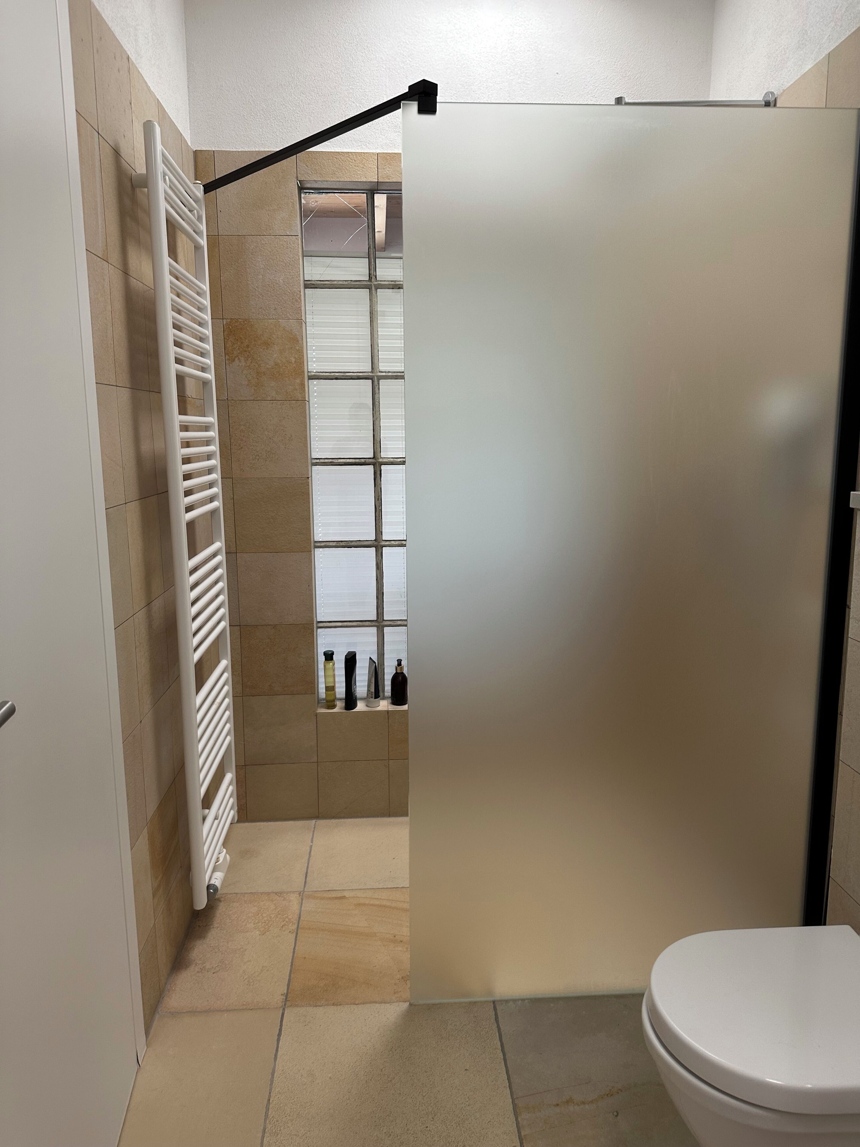 Sèche-cheveux, serviettes fournies, savon, papier toilette