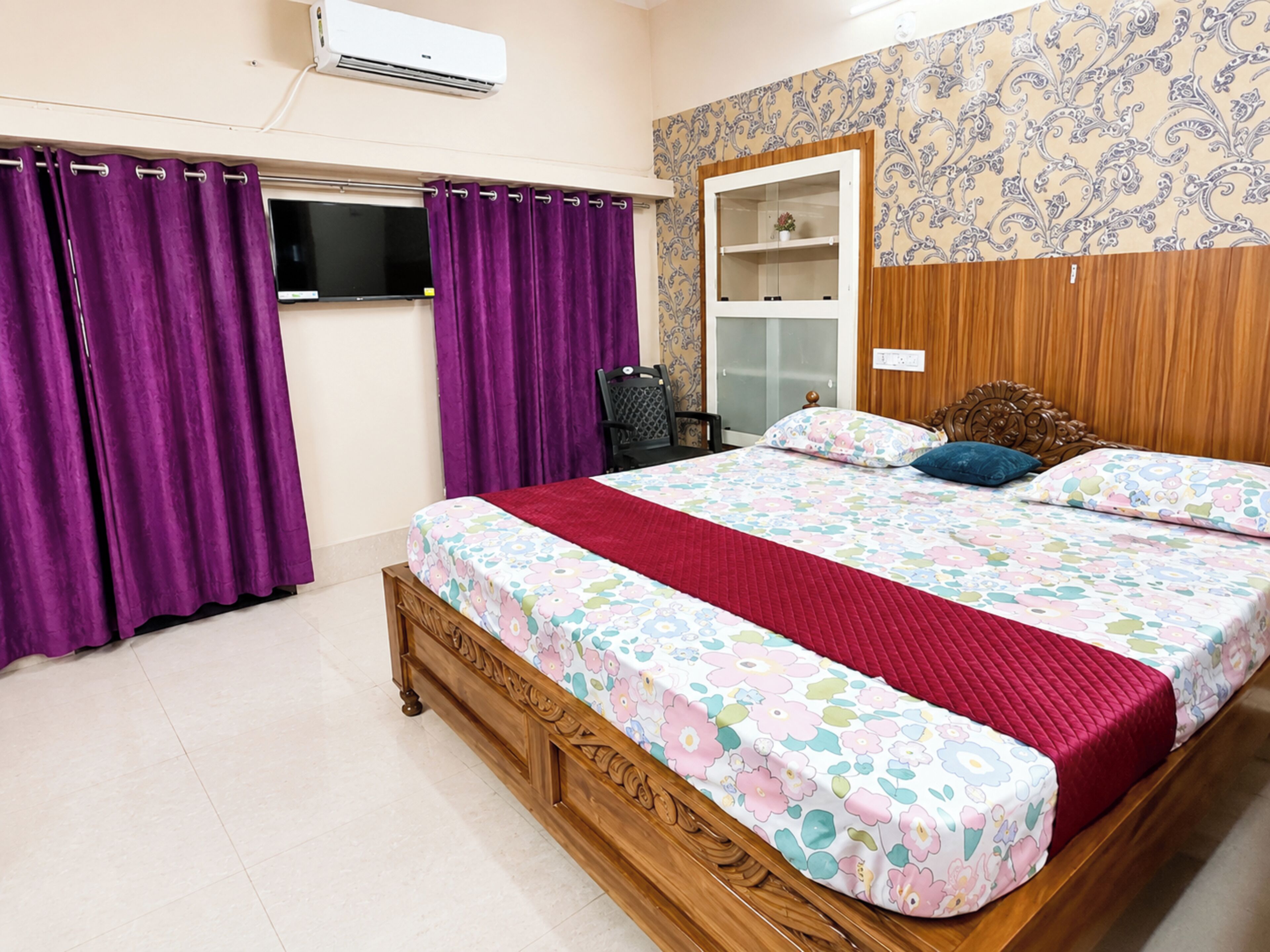 Hypo-allergenic bedding, desk, soundproofing, free WiFi