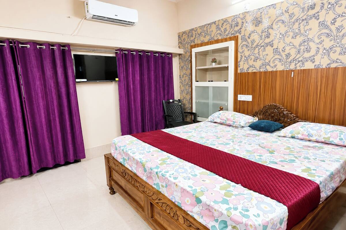 Hypo-allergenic bedding, desk, soundproofing, free WiFi