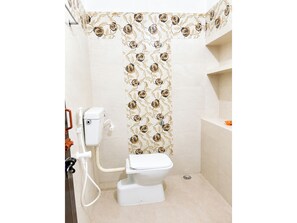 Shower, rainfall showerhead, slippers, towels - Hotel Dev Pratima Premium Residency Puri (Puri)