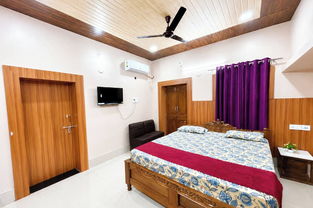 Hypo-allergenic bedding, desk, soundproofing, free WiFi
