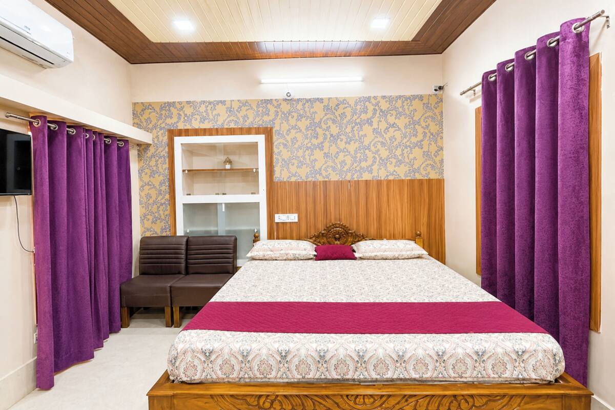 Hypo-allergenic bedding, desk, soundproofing, free WiFi