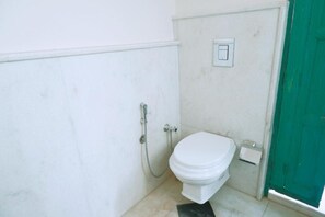 Phòng đôi Deluxe, quang cảnh sân vườn | Phòng tắm | Buồng tắm vòi sen, đồ dùng nhà tắm miễn phí, máy sấy tóc, khăn tắm