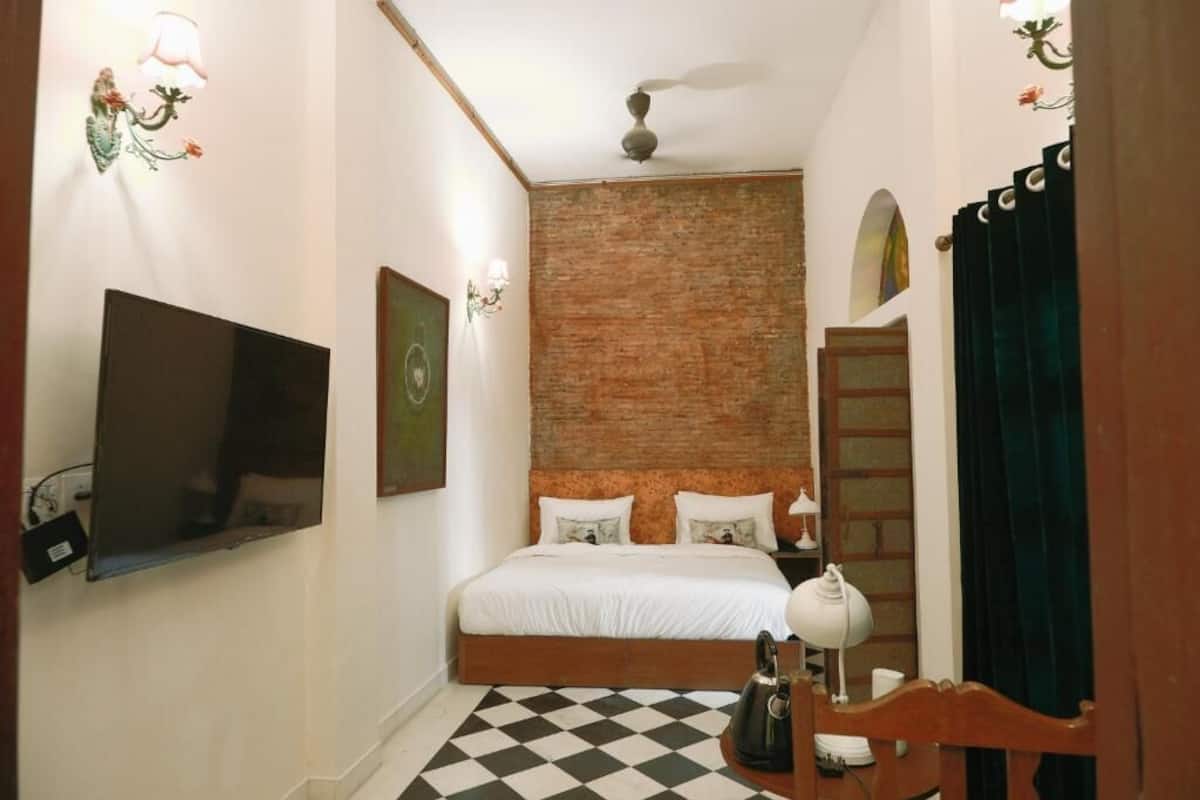 Deluxe Double Room, Courtyard View | Desk, laptop workspace, iron/ironing board, WiFi (free)
