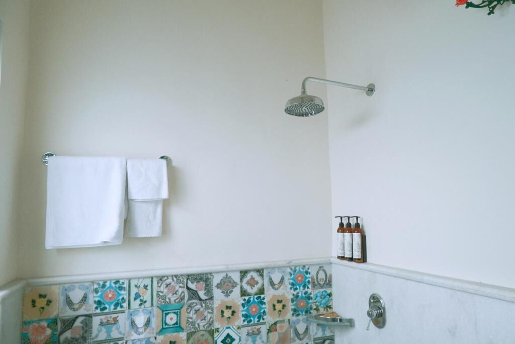 Superior Double Room, Courtyard View | Bathroom | Shower, free toiletries, hair dryer, towels