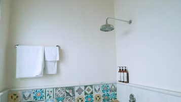 Superior-Doppelzimmer, Blick auf den Innenhof | Badezimmer | Dusche, kostenlose Toilettenartikel, Haartrockner, Handtücher