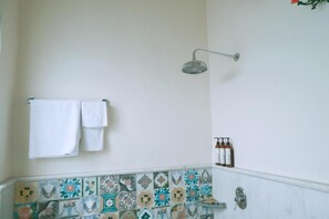 Superior Double Room, Courtyard View | Bilik Mandi | Pancuran mandi, kelengkapan dandanan diri percuma, pengering rambut 