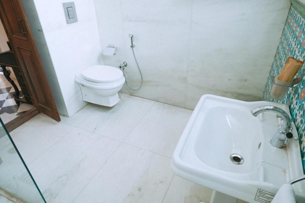 Un baño con inodoro, lavamanos y ducha.
