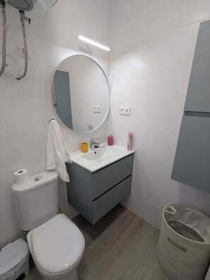 Shower, hair dryer, towels, soap - Vrbo Property (Mazarrón)