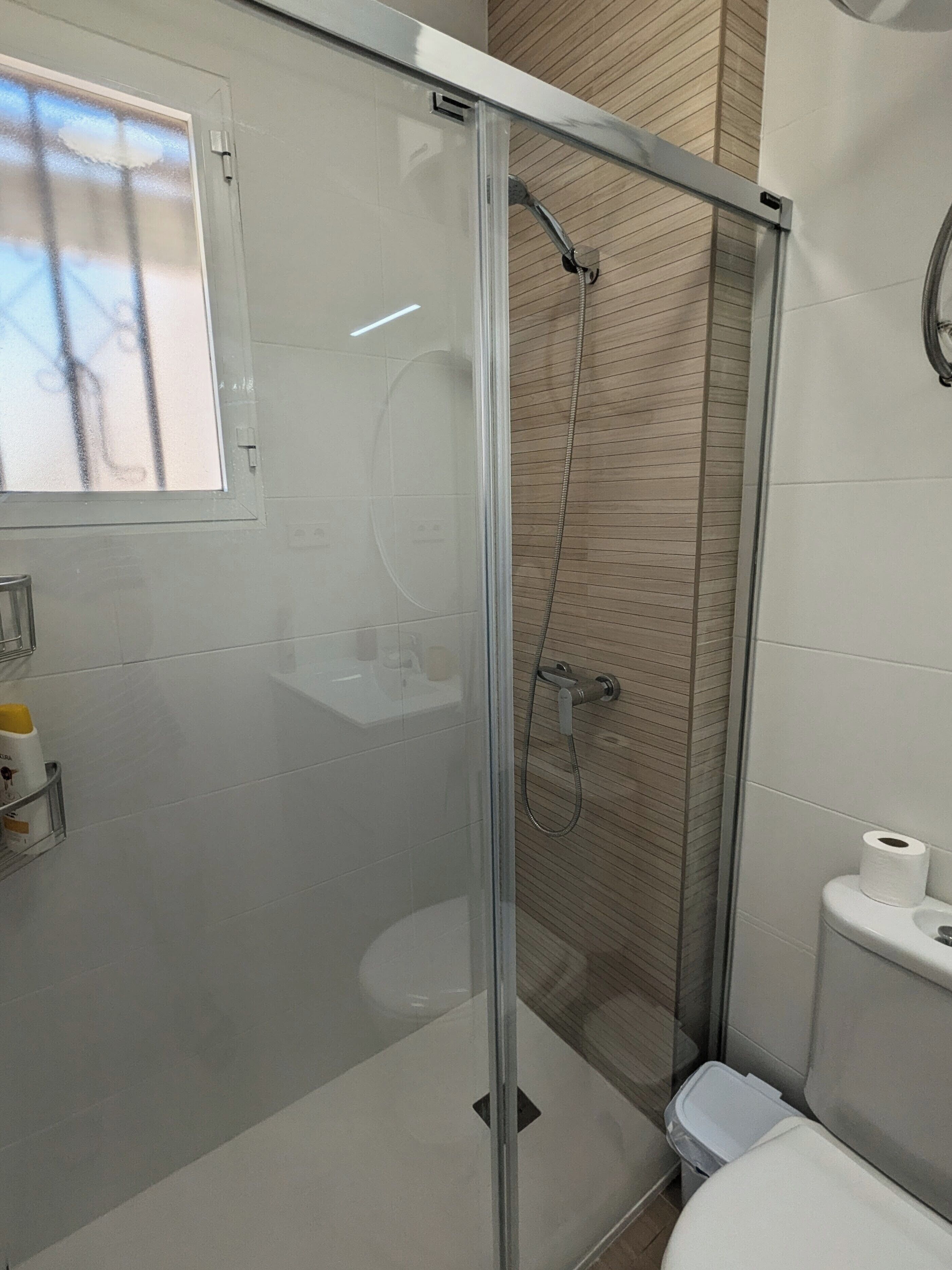 Een douche, een haardroger, handdoeken, zeep