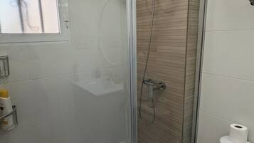 Een douche, een haardroger, handdoeken, zeep