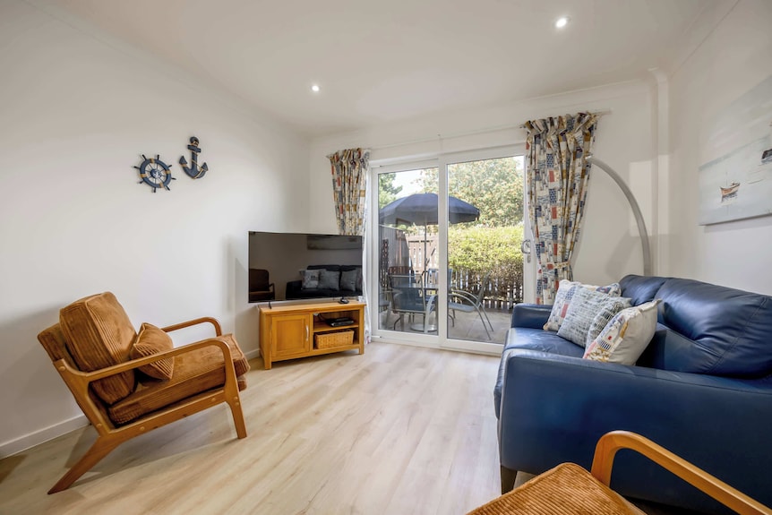 Calella Beach - 2-bedroom House With Sea Glimpses And Sunny Rear Patio - Sandbanks
