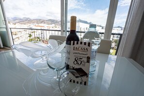 Ein Tisch mit einer Flasche IACASA Schokoladenlikör, einer Wasserflasche und Weingläsern.