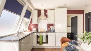 Fridge, stovetop, dishwasher, toaster