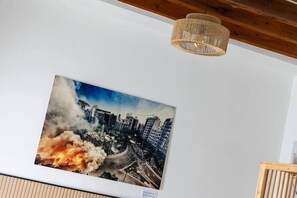 Ein gerahmtes Foto einer Stadtansicht mit einem Brand und Rauch.