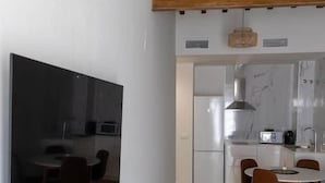 Una cucina moderna con mobili bianchi, un forno a microonde e un forno integrato.