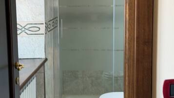 Camera doppia | Bagno | Doccia, set di cortesia gratuito, asciugacapelli, asciugamani
