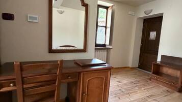 Familie vierpersoonskamer, en-suite badkamer, uitzicht op bergen