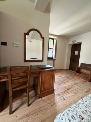 Habitación cuádruple familiar, baño en la habitación, vista a la montaña