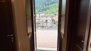 Superior driepersoonskamer, en-suite badkamer | Terras