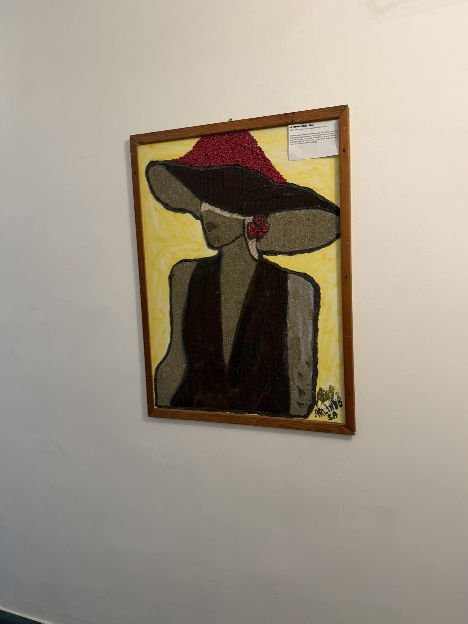 Een ingelijst kunstwerk aan de muur.