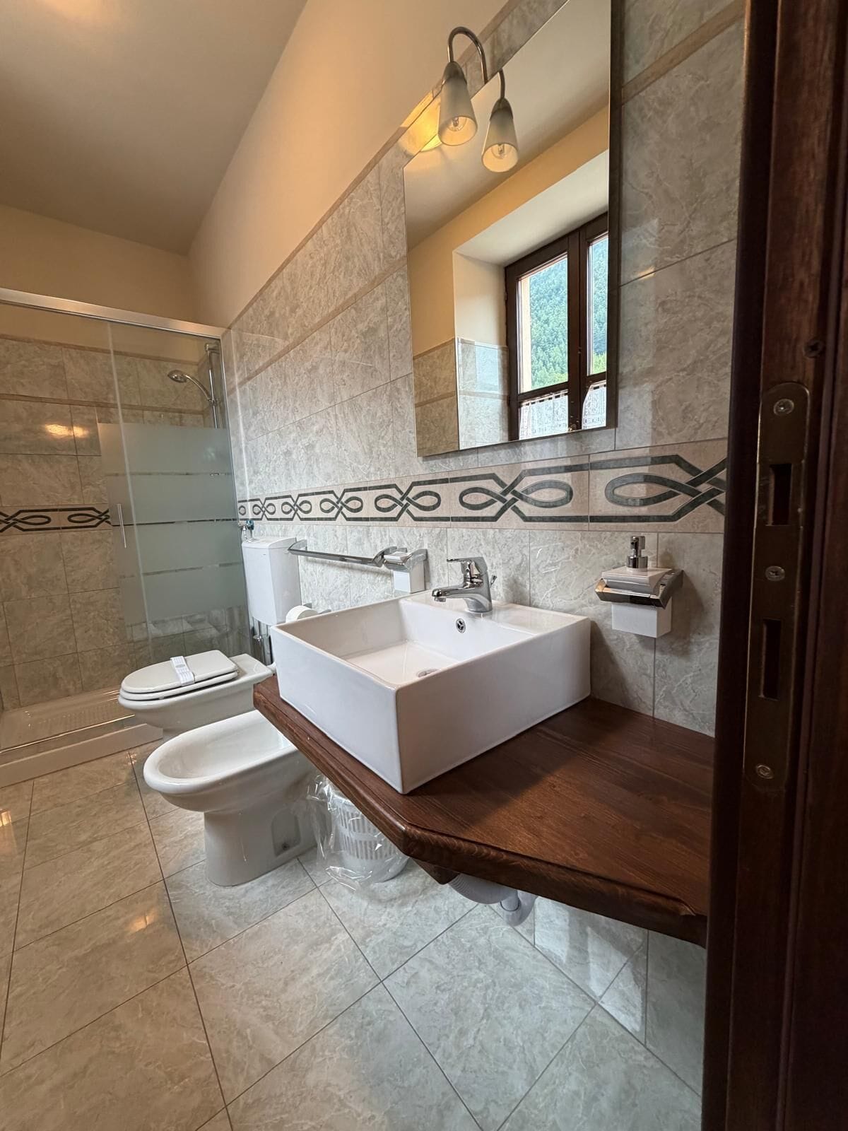 Superior Triple Room, Ensuite | Bathroom | Shower, free toiletries, hair dryer, towels