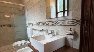 Superior Triple Room, Ensuite | Bathroom | Shower, free toiletries, hair dryer, towels