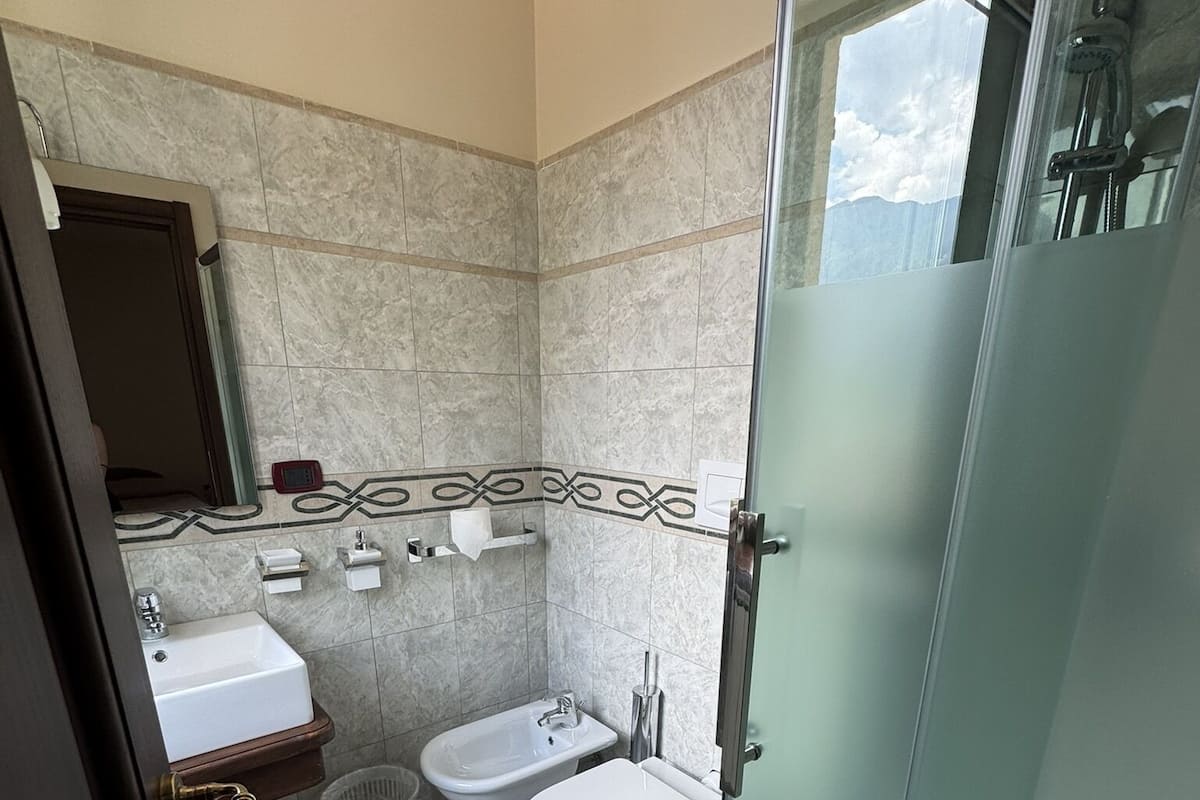 Habitación doble superior, baño privado, vista a la montaña | Baño | Regadera, amenidades de baño gratuitas, secadora de cabello, toallas