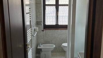 Familien-Vierbettzimmer, mit Bad, Bergblick | Badezimmer