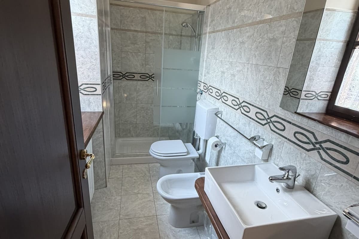 Habitación cuádruple familiar, baño en la habitación, vista a la montaña | Baño | Regadera, amenidades de baño gratuitas, secadora de cabello, toallas