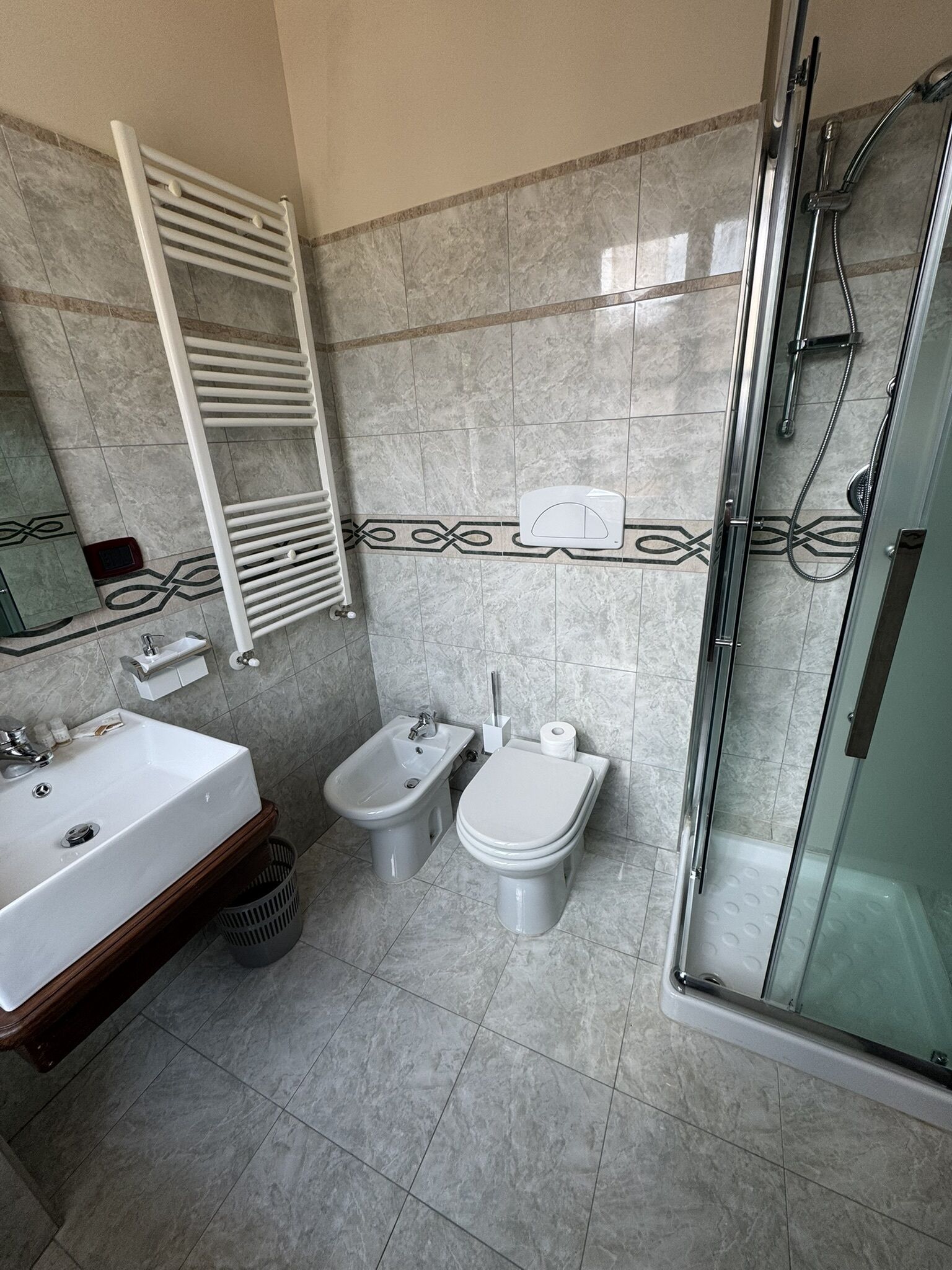 Regadera, amenidades de baño gratuitas, secadora de cabello, toallas 