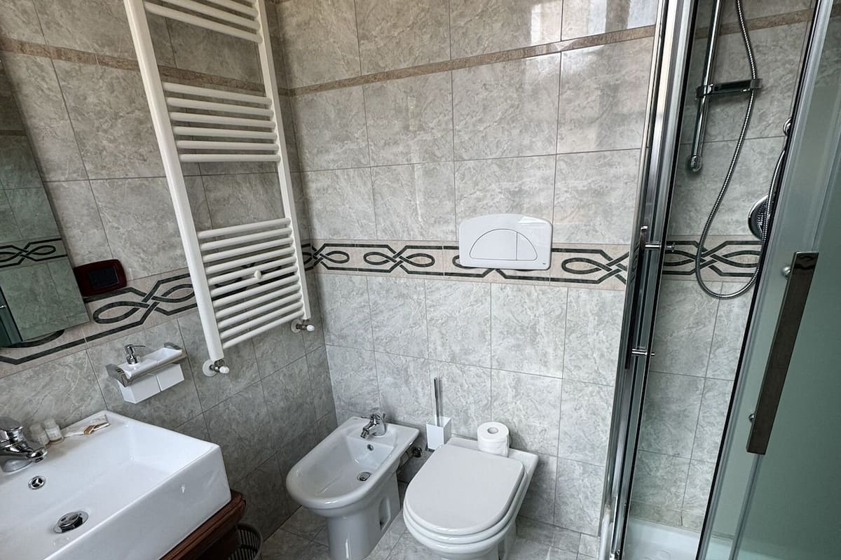 Regadera, amenidades de baño gratuitas, secadora de cabello, toallas