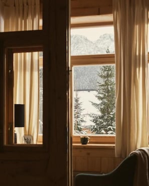 Deluxe Double Room, Refrigerator, Mountain View | Bahagian dalam