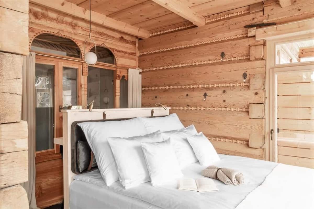 Deluxe Double Room, Balcony, Mountain View | Hypo-allergenic bedding available, in-room safe, desk, laptop workspace