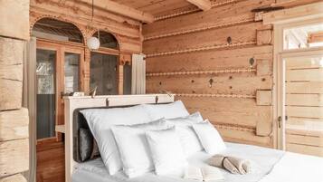 Chambre Deluxe double, balcon, vue sur la montagne | Coffre-fort, fer et planche à repasser, accès au Wi-Fi (inclus)