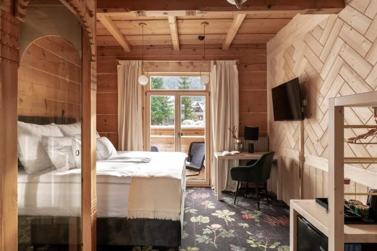 Deluxe Double Room, Balcony, Mountain View | Hypo-allergenic bedding available, in-room safe, desk, laptop workspace