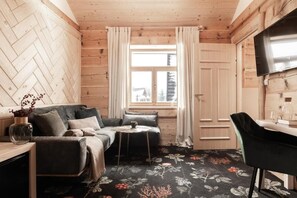 Deluxe Quadruple Room | Living area - Villa Milimani (Zakopane)