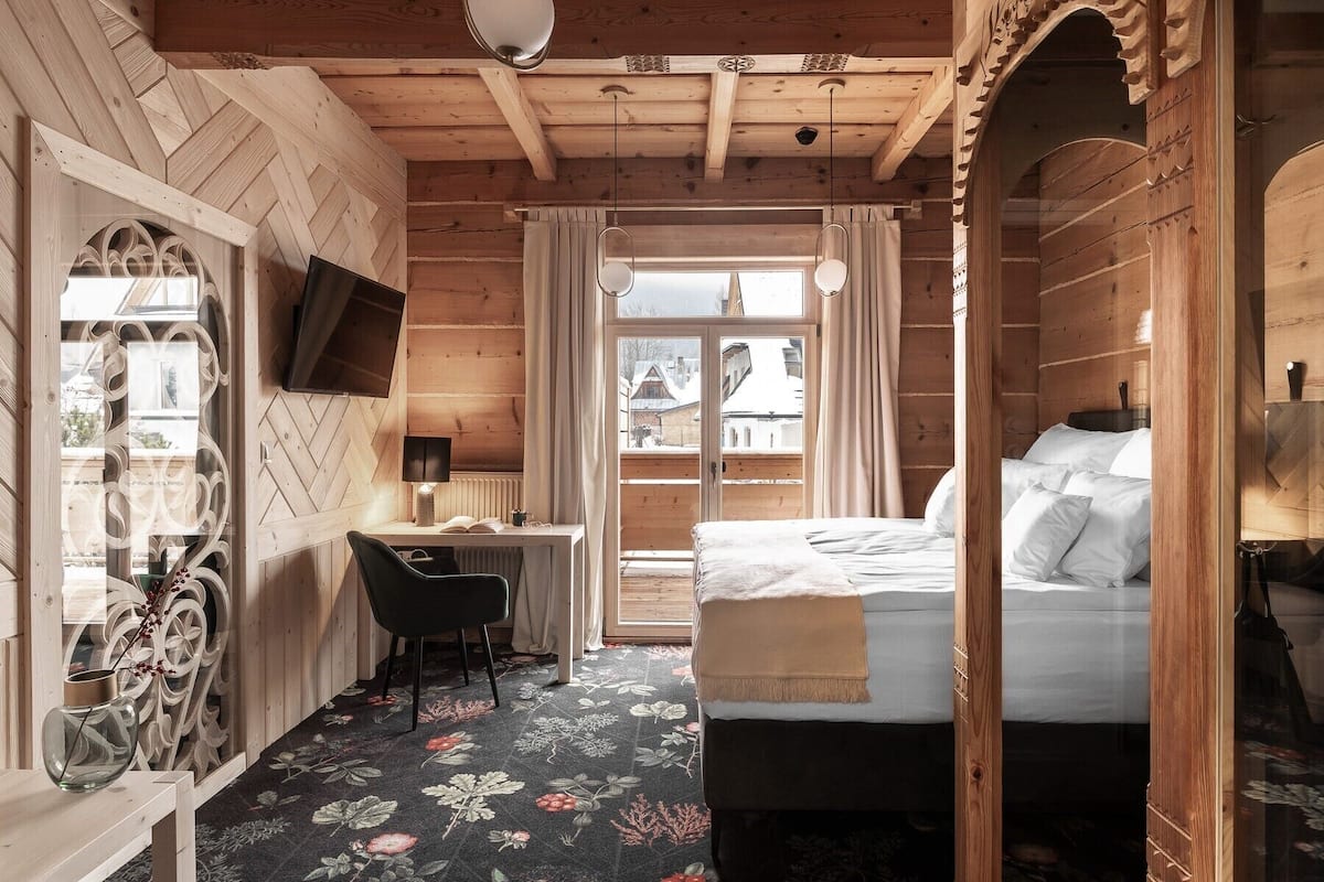 Deluxe Double Room, Balcony, Mountain View | In-room safe, iron/ironing board, free WiFi