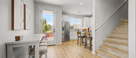 Coffee/tea maker, fridge, microwave, oven