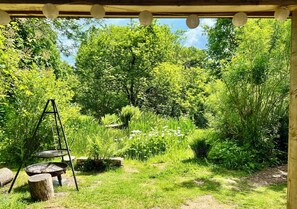A garden with a swing set and a fire pit. - Off the Beaten Shack | Romantic Woodland Retreat by Bodmin Moor (Launceston)