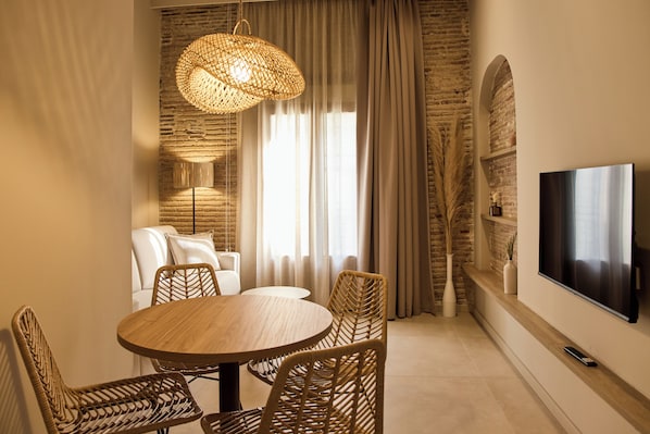 Deluxe-Apartment, 1 Doppelbett und Schlafsofa, Balkon | Esszimmer