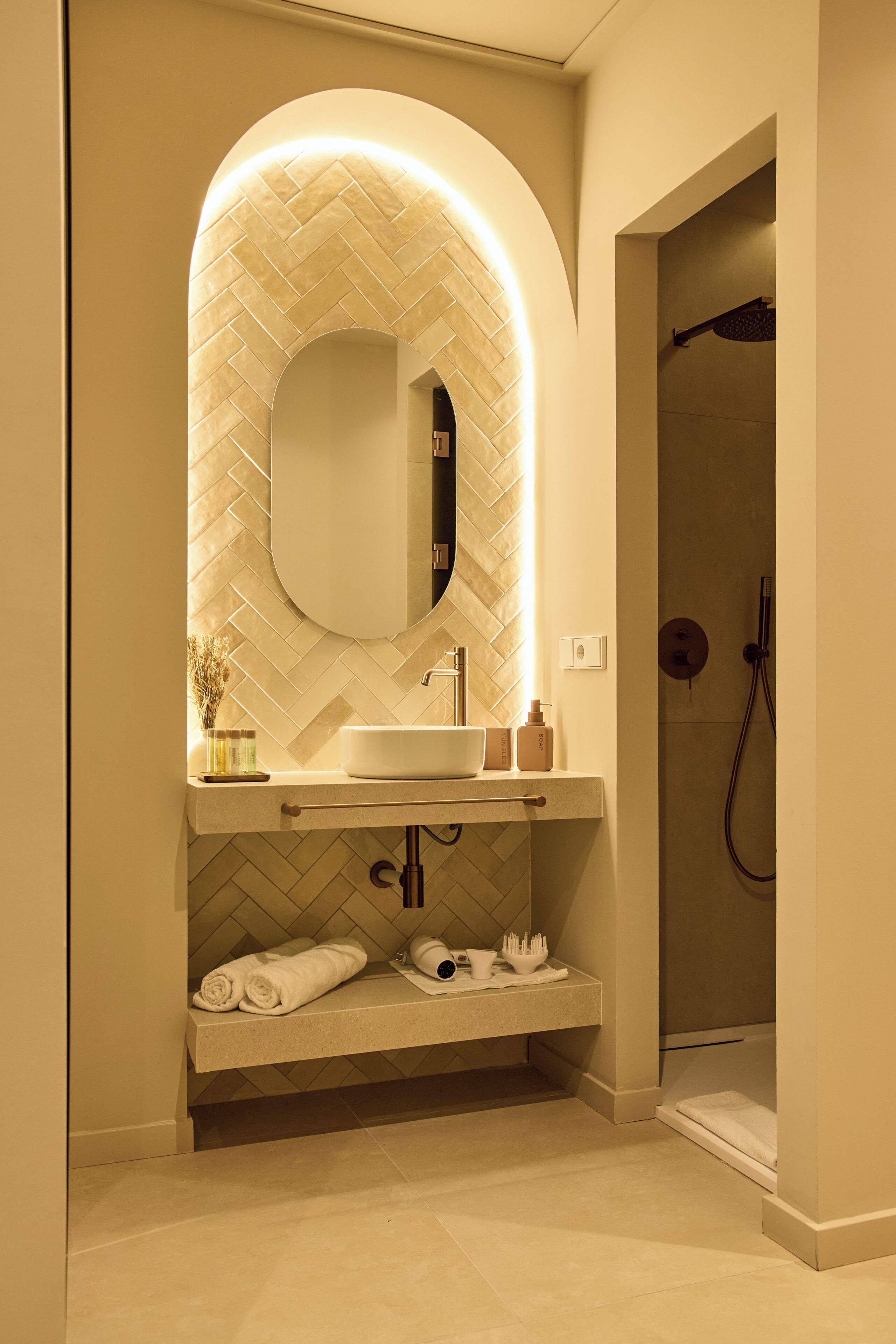 Apartamento Deluxe, 1 cama doble con sofá cama, balcón | Baño | Ducha, cabezal de ducha tipo lluvia, secador de pelo y toallas