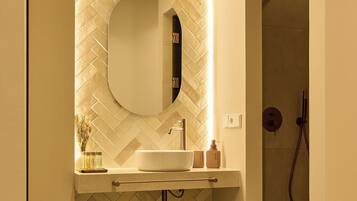 Apartamento Deluxe, 1 cama doble con sofá cama, balcón | Baño | Ducha, cabezal de ducha tipo lluvia, secador de pelo y toallas