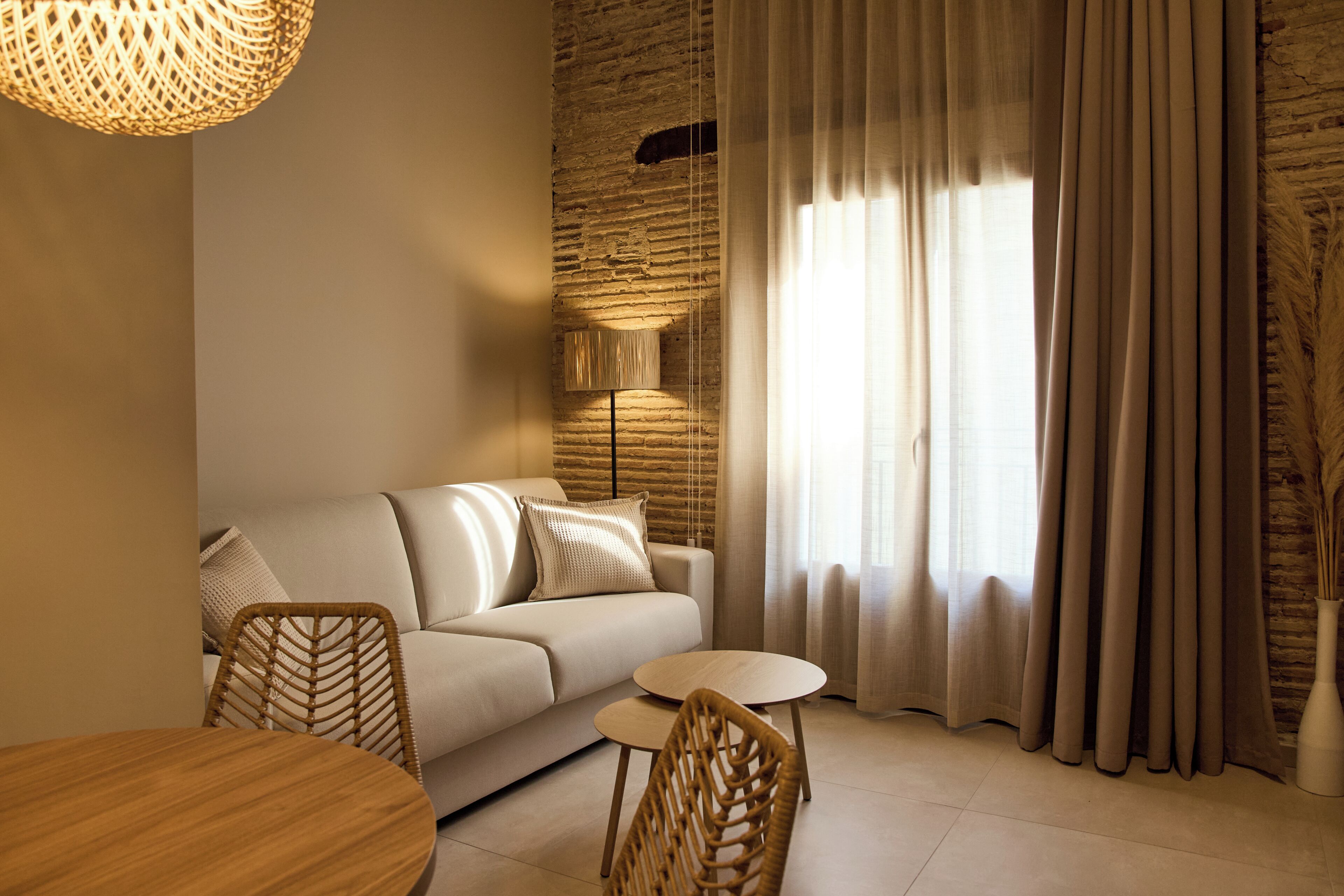 Apartamento Deluxe, 1 cama doble con sofá cama, balcón | Zona de estar | Smart TV de 42 pulgadas con canales digitales