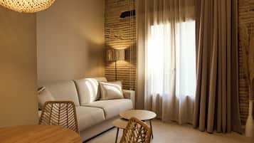 Apartamento Deluxe, 1 cama doble con sofá cama, balcón | Zona de estar | Smart TV de 42 pulgadas con canales digitales