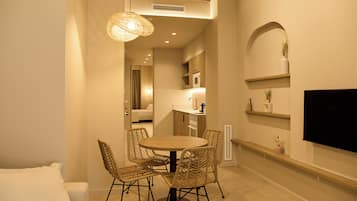 Apartamento Deluxe, 1 cama doble con sofá cama, balcón | Comedor