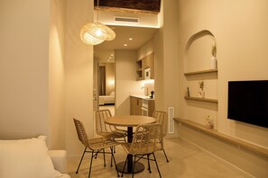 Deluxe-Apartment, 1 Doppelbett und Schlafsofa, Balkon | Esszimmer