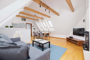Una televisión, una oficina