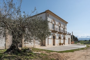 Exterior - Tenuta Santo Spirito - Wine Farm in a Historic Villa (Vittoria)