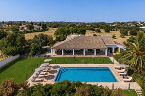 A villa with a swimming pool, outdoor seating, and a view of the surrounding landscape. - New! Quinta Salicos | Large Pool & Near Carvoeiro (Salicos)